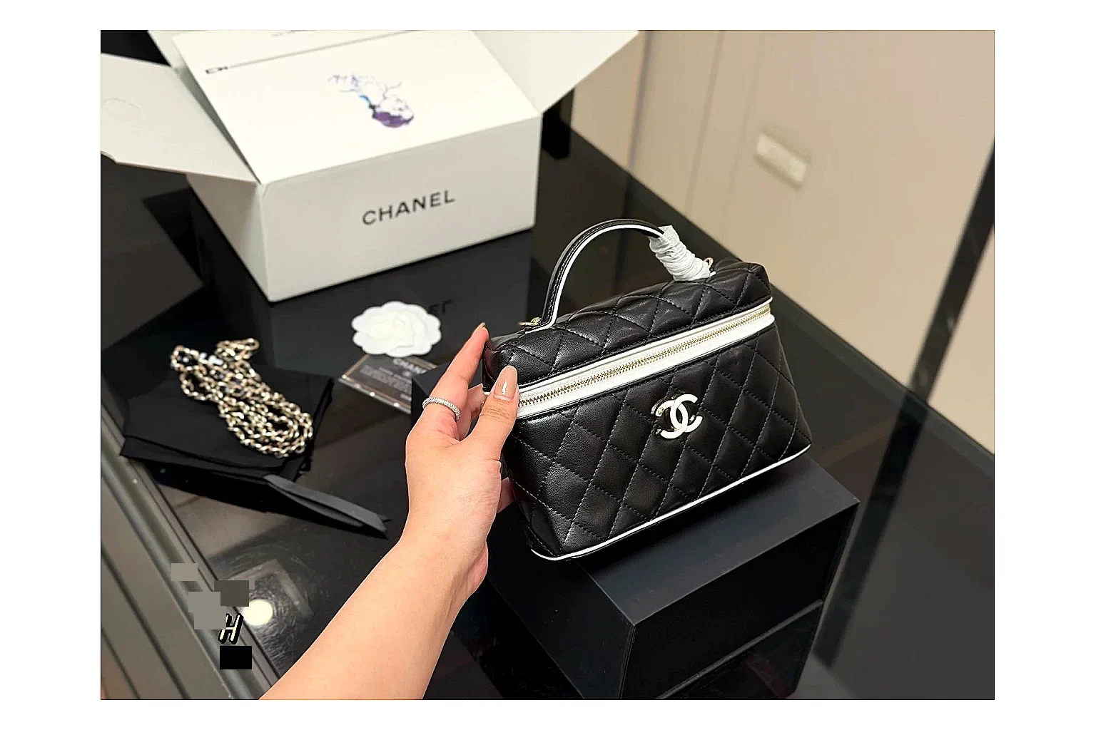 Chanel Wallet On Chain Black budget find photo showing black quilted leather wallet body, chain strap, flap closure, and compact shoulder-bag profile