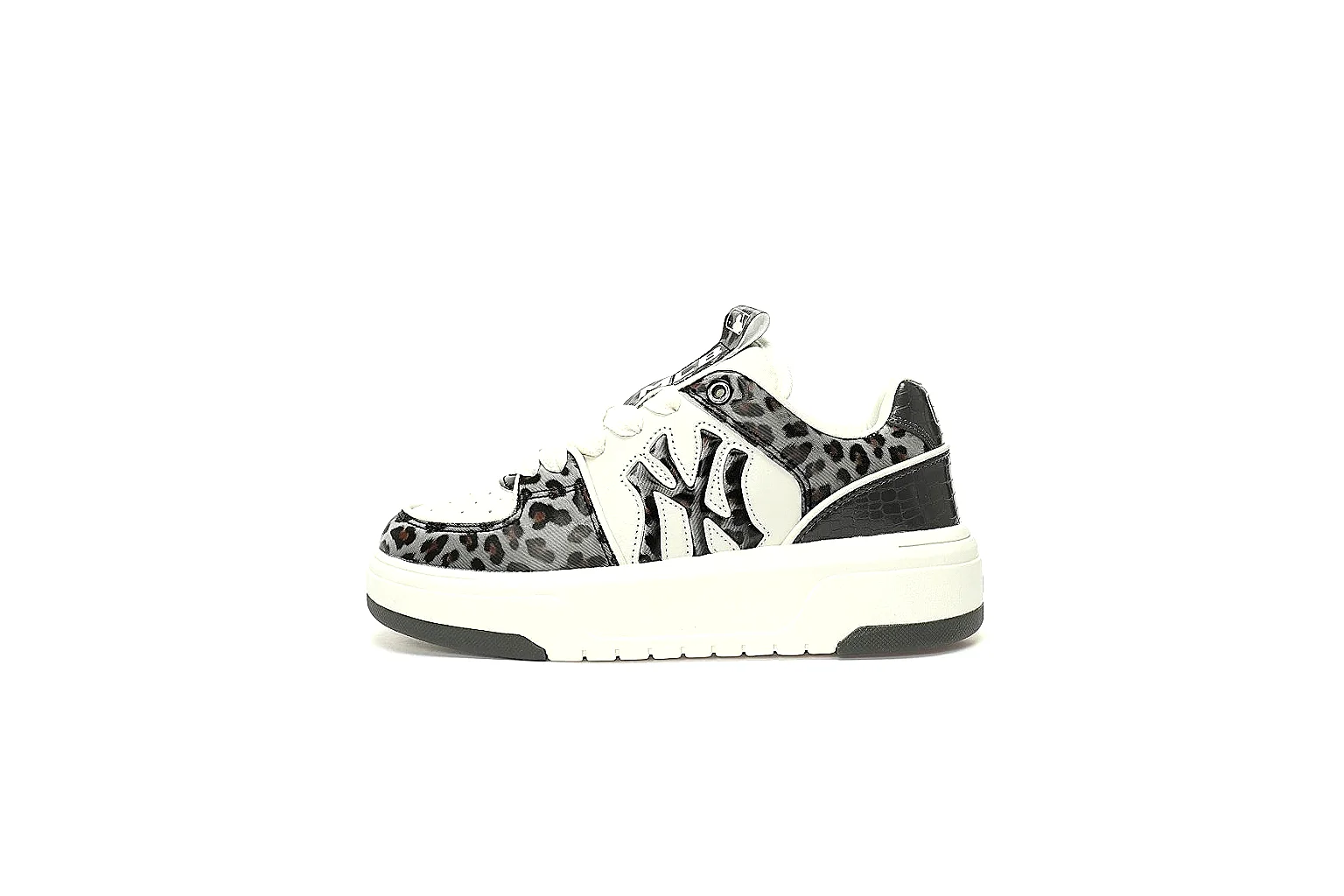 Kako Find List budget photos for New Balance Black White Runner Sneaker